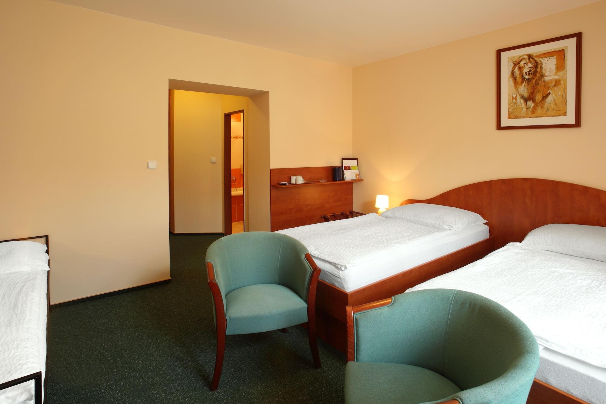 Hotel Palace Plzeň Buitenkant foto