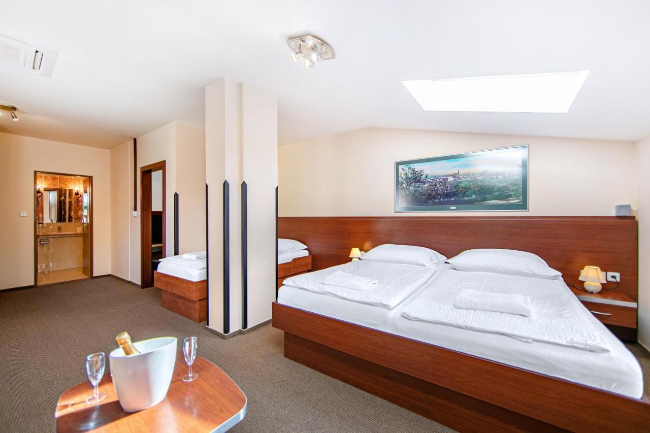 Hotel Palace Plzeň Buitenkant foto