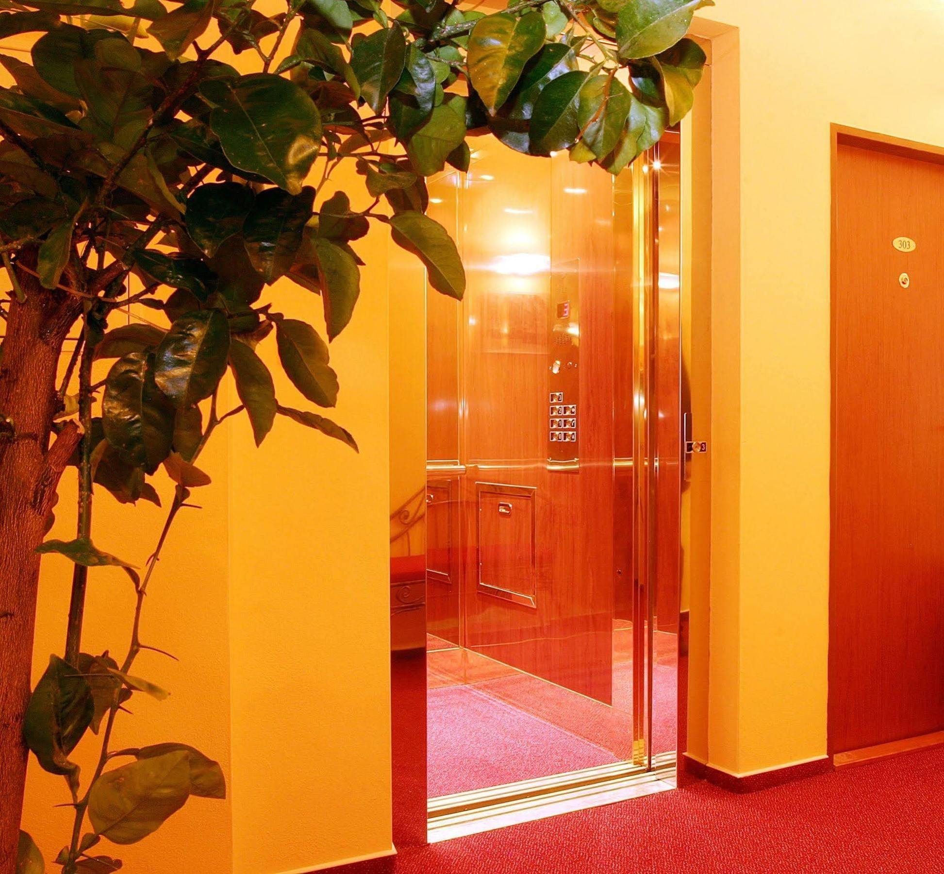 Hotel Palace Plzeň Buitenkant foto